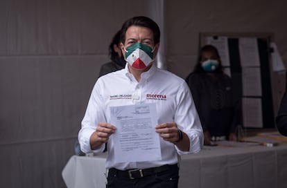Mario Delgado muestra su constancia de registro como candidato a la presidencia de Morena.