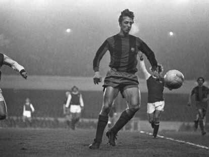 Cruyff, en el duelo contra el Arsenal de 1974, en Highbury.