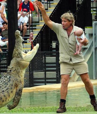 Steve Irwin con su hijo en brazos.