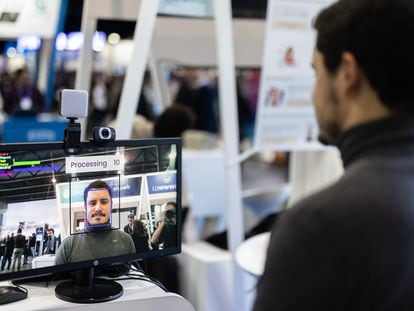 Demostración de una aplicación de inteligencia artificial en el Mobile World Congress en Barcelona el 28 de enero de 2023.