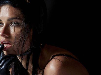 Adriana Lima, fotografiada por Marc Regas para el Calendario Pirelli 2015.