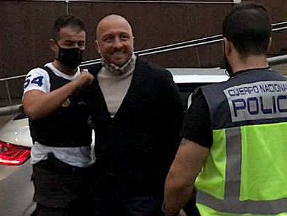 El fugitivo Vittorio Raso al ser detenido el 10 de octubre de 2020 en Barcelona, en el momento en el que era trasladado a dependencias policiales.