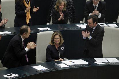 Ana Botella es aplaudida por Juan Bravo y Manuel Cobo, tras ser elegida primera alcaldesa de Madrid por el pleno extraordinario del Ayuntamiento de Madrid, en el nuevo salón de plenos del palacio de Cibeles, en sustitución de Alberto Ruiz-Gallardón, nuevo ministro de Justicia, 27 de diciembre de 2011.