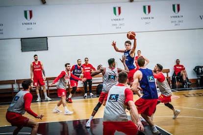 Juan Núñez da un pase en un entrenamiento con España en Bolonia.