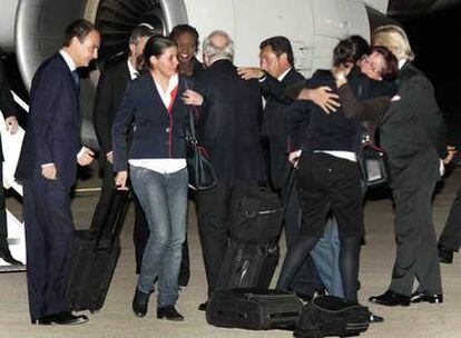 El presidente Zapatero y el ministro Moratinos reciben anoche a las azafatas y saludan a Sarkozy en el aeropuerto de Torrejón.
