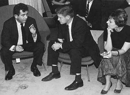 Norman Mailer (izquierda), John Silber, decano de Universidad de Boston, y Barbara Probst Solomon, en la Universidad de Texas en 1961.
