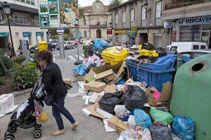 Basura acumulada en una calle de Ponteareas.