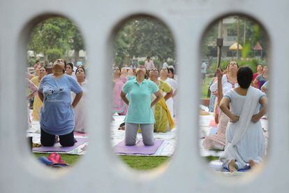Multitudinaria sesión de yoga en un parque en Amritsar (India), el 20 de junio de 2018.