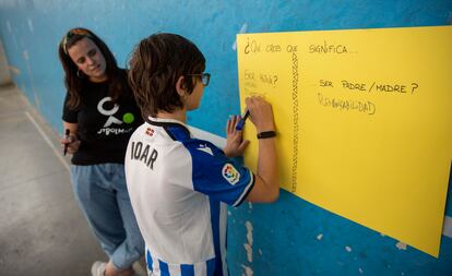 Un niño que porta la camiseta de la Real Sociedad escribe en una cartulina durante una de las actividades.