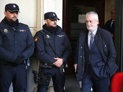 José Antonio Griñán a la entrada de la Audiencia Provincial de Sevilla, en una de las jornadas del juicio del 'caso de los ERE', celebrado entre diciembre de 2017 y diciembre de 2018.