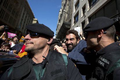 Guardias Civiles impiden el paso de manifestantes durante los registros del 20 de septiembre.