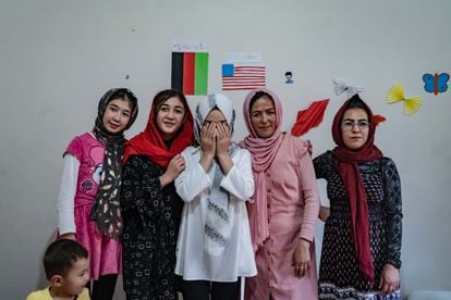 Mujeres afganas en su nuevo edificio en Ciudad de México. 