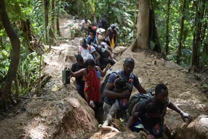 Migrantes haitianos del lado colombiano del Tapón del Darién se dirigen a Panamá el 26 de septiembre. 