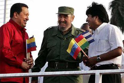 Hugo Chávez, Fidel Castro y Evo Morales bromean durante un acto en la plaza de la Revolución en La Habana.