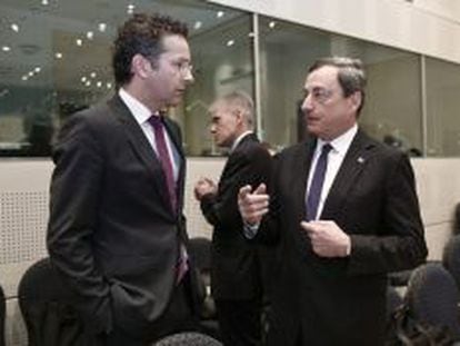 El presidente del Eurogrupo, Jeroen Dijsselbloem, escucha al presidente del BCE, Mario Draghi, en la reuni&oacute;n del Eurogrupo ayer. 