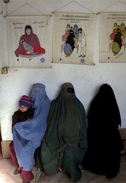 En diciembre de 2001, pocas semanas después de la caída del régimen de los talibanes, la ciudad de Kandahar, como en casi todas las otras regiones de Afganistán, seguía teniendo un ambiente claramente condicionado por los derrotados. La fotografía muestra a unas mujeres con sus <i>burkas</i> en la antesala de una clínica ginecológica.