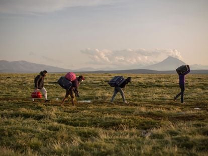 Migrantes cruzan ilegalmente la frontera entre Bolivia y Chile en Colchane, en febrero de 2022.