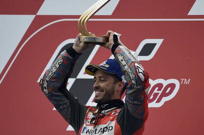 Andrea Dovizioso celebra su podio tras la carrera del MotoGP de Valencia.