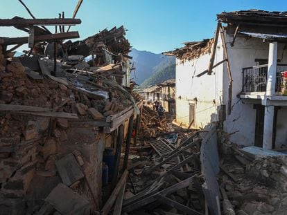 Algunos residentes caminan entre los escombros de unas casas dañadas este sábado por el terremoto en Jajarkot (Nepal).