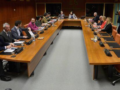 Portavoces del PP en primer plano, en la ponencia de Autogobierno minutos antes de su comienzo. 