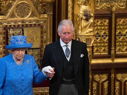 La reina Isabel II y el príncipe Carlos en la apertura del parlamento británico, el 21 de junio de 2017, en Londres.