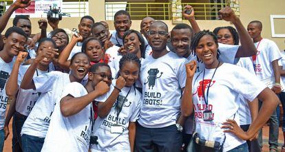 Patrick Awuah, con gafas y en el centro de la imagen, rodeado por sus alumnos. 