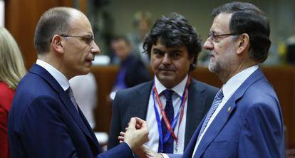 Rajoy charla con el primer ministro italiano, hoy, en Bruselas. 