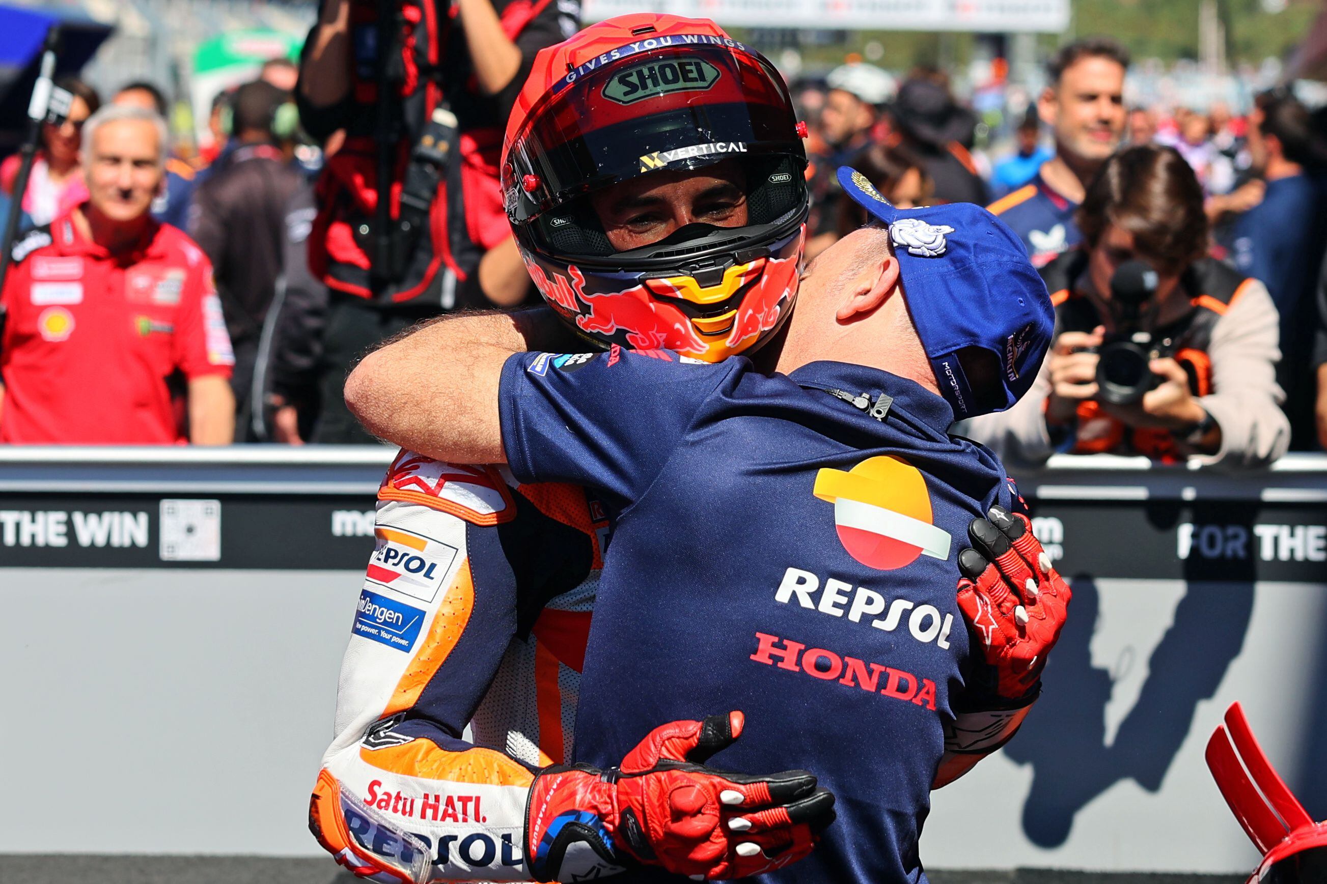 El piloto español Marc Marquez es felicitado por su 'pole' de este sábado.