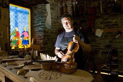 El luthier Xermán Arias, en su taller de Sarria.