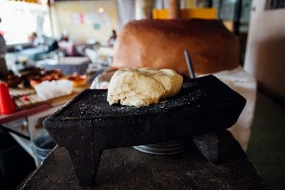 El metate es un utensilio de cocina prehispánico que se utiliza, entre otras cosas, para moler los granos para hacer la masa de las tortillas.