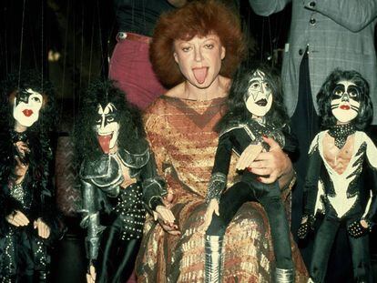 Regine Zylberberg posa con unas marionetas que representan a los miembros de la banda Kiss en Nueva York en 1979.
