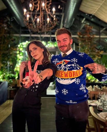 David y Victoria Beckham, con jerseys navideños (él, con uno de las Spice Girls), en diciembre de 2021.