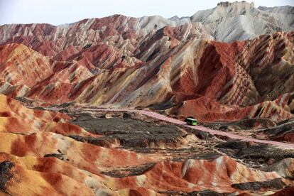 Un autobús se adentra en el geoparque chino de Zhangye.