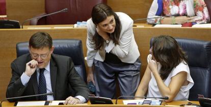 La consejera de Sanidad, Carmen Montón, entre el presidente Ximo Puig y la vicepresidenta Mònica Oltra, en las Cortes Valencianas.