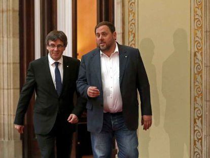 El presidente de la Generalitat, Carles Puigdemont, y el vicepresidente, Oriol Junqueras (d), salen del despacho presidencial esta semana.