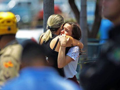 Estudiante abraza la madre después de compañero disparar en contra de alumnos en Goiania.