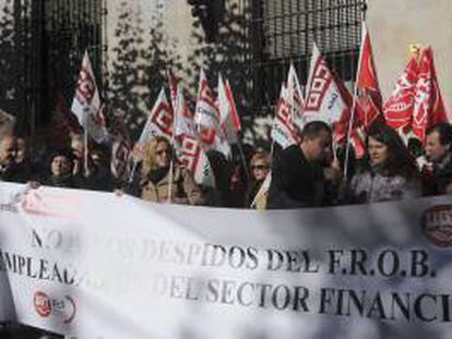 Concentración de sindicalistas de UGT y CC.OO frente a la Subdelegación del Gobierno en León, ante los despidos colectivos planteados en la banca