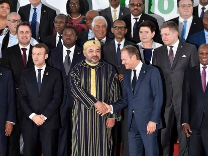 En el centro, el rey de Marruecos, Mohamed VI, estrecha la mano del presidente del Consejo Europeo Donald Tusk en 2017 en Abiyán (Costa de Marfil).
