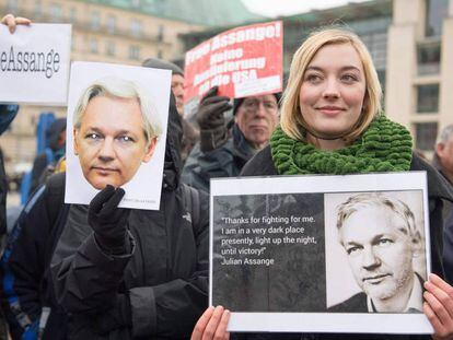 Protesta por la liberación del ciberactivista australiano Julian Assange, frente a la Puerta de Brandenburgo, este miércoles en Berlín.