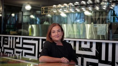 Rita Sánchez frente a la cocina del restaurante Indiano.