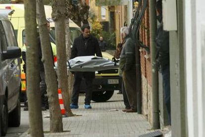 Traslado del cadáver de Rosa María García Venteo, asesinada por su esposo en Santa Maria de Palautordera (Barcelona).