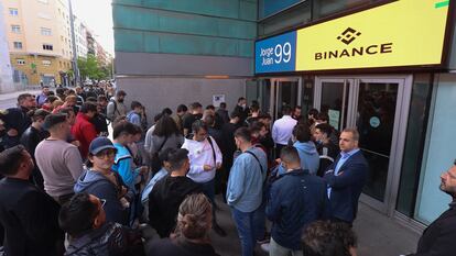 Seguidores e interesados en el mercado de las criptomonedas haciendo cola para entrar a escuchar a Changpeng Zhao, CEO de Binance, en el Wizink Center de Madrid, el pasado abril.