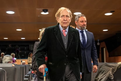 El candidato de la moción de censura de Vox, Ramón Tamames, y el líder del partido, Santiago Abascal, a su llegada a la rueda de prensa del jueves en el Congreso.