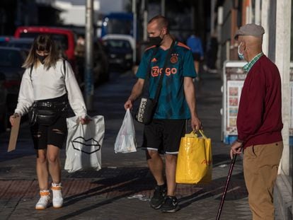 Peatones con bolsas de la compra en la calle del Doctor Cirajas, Madrid, este viernes.