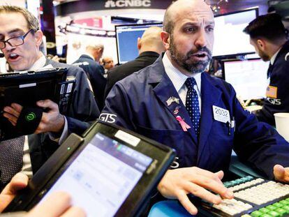 Intermediarios financieros observan el desarrollo del mercado en la Bolsa de Nueva York.