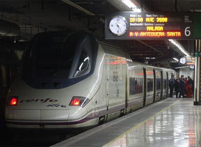 Imagen del tren AVE que ha recorrido hoy el trayecto Barcelona - Málaga sin parar en Madrid
