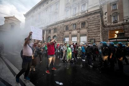 La polizia cerca di disperdere i manifestanti violenti fuori dalla sede del governo italiano.