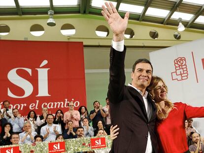 El secretario general del PSOE, Pedro Sánchez, acompañado por su mujer, Begoña Gómez, durante su presentación como candidato del partido a la Presidencia del Gobierno. Claudio Alvarez