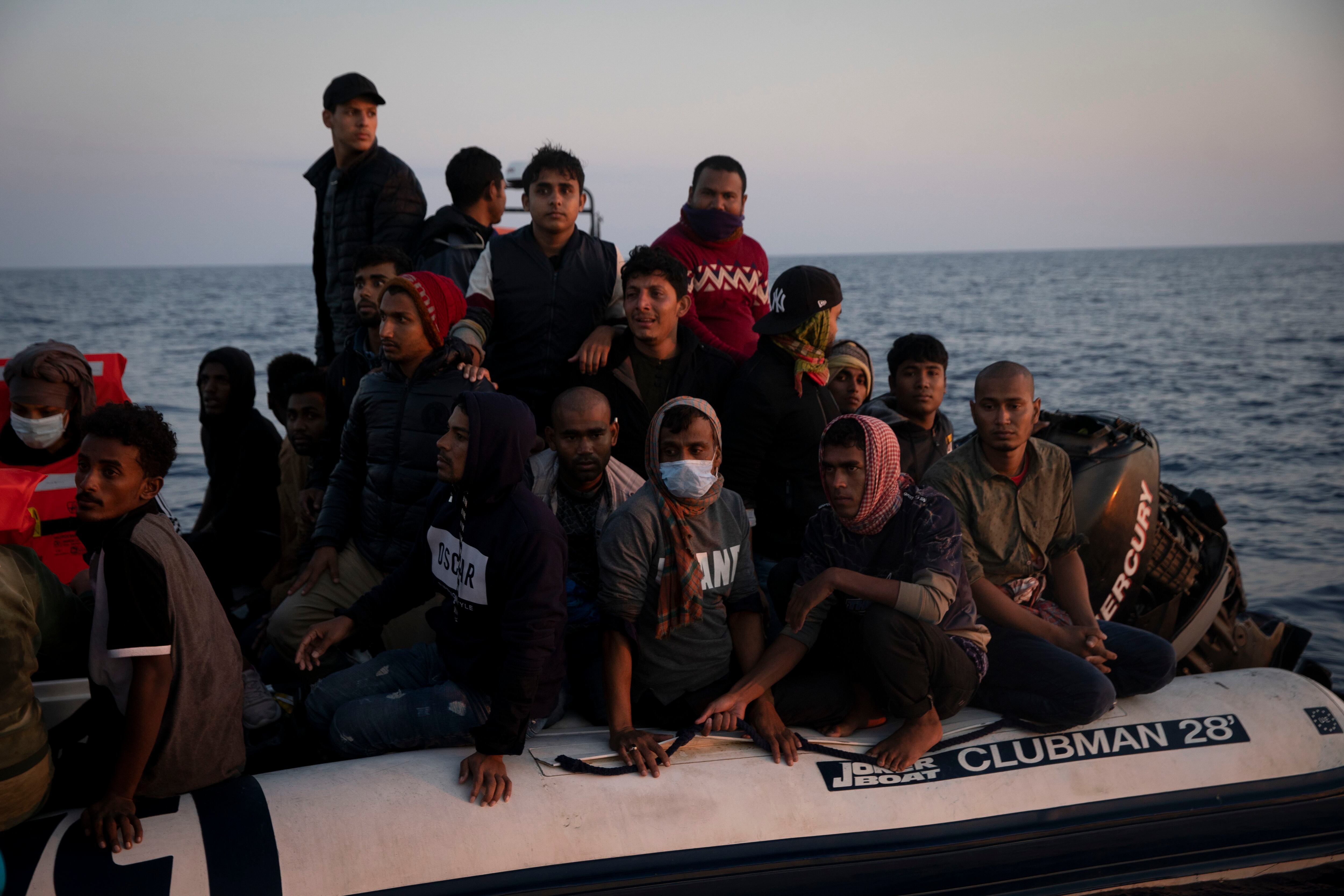 Migrantes rescatados en el Mediterráneo a bordo del Geo Barents, un barco operado por Médicos Sin Fronteras, en junio de 2021, antes de ser trasladados a Italia.