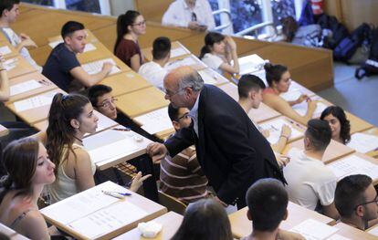 La Universidad Complutense acoge al mayor número de alumnos matriculados en la prueba, 10.733, seguida de la Autónoma, con 8.780; la Carlos III, con 4.117 examinandos; la Universidad de Alcalá, con 3.824; la Rey Juan Carlos, con 2.900; mientras que en la Politécnica se examinarán 1.302 estudiantes. En la imagen, un profesor atiende a un alumno.